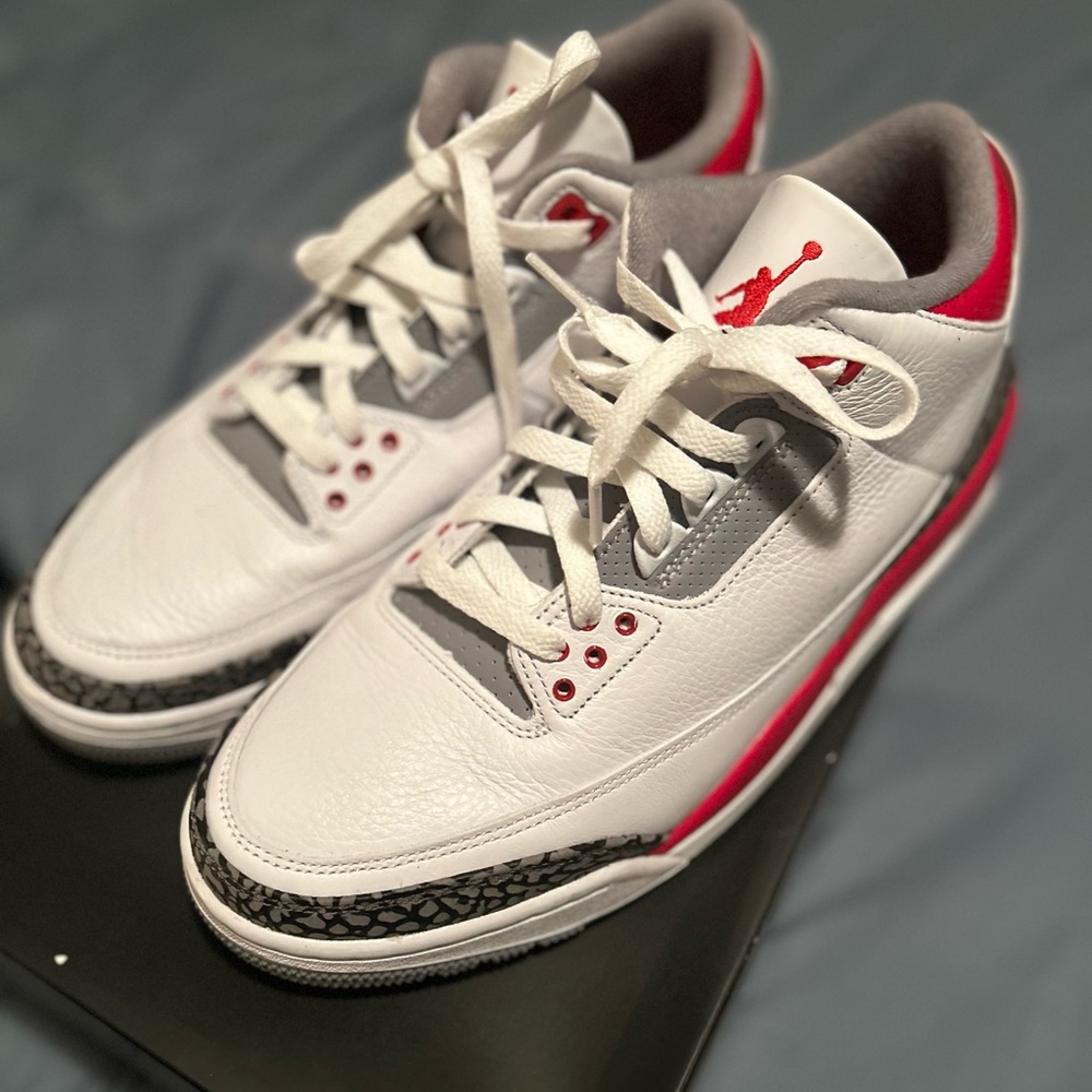 Men’s size 10.5 AIR JORDAN 3 RETRO great condition